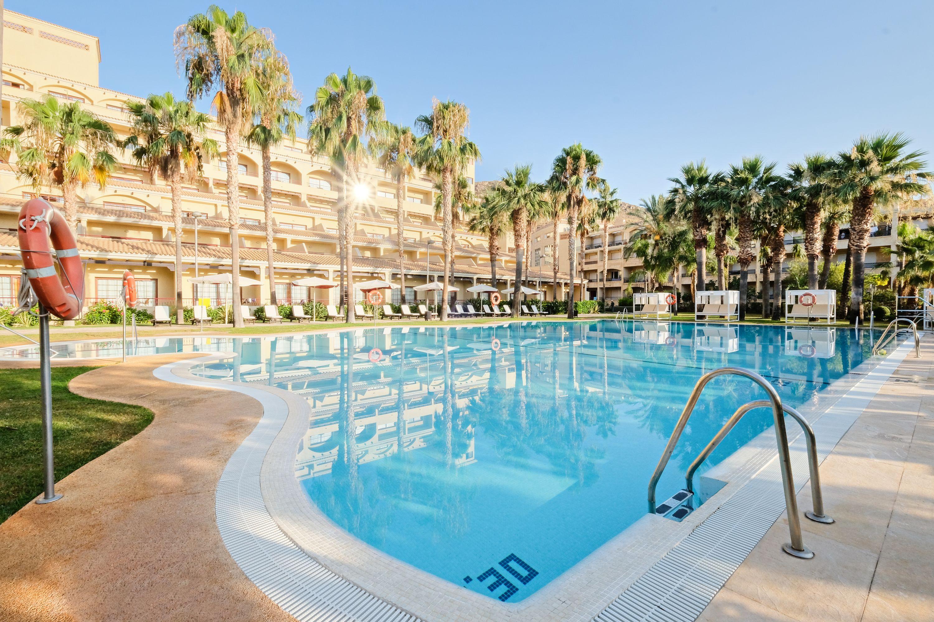 אגוואדולסה Hotel Envia Almeria Spa & Golf מראה חיצוני תמונה A swimming pool